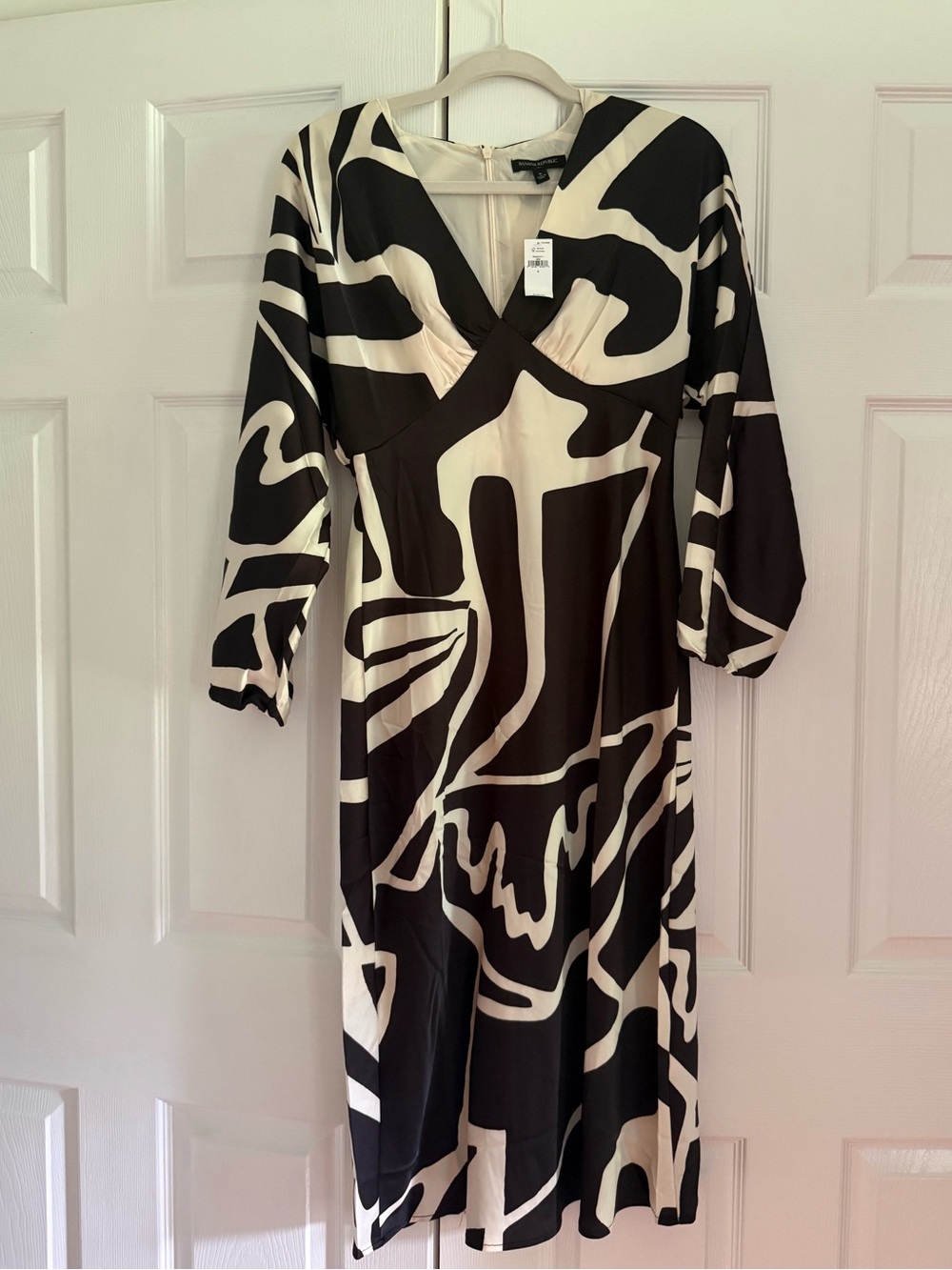 Banana Republic Stylish Black and Cream V-Neck Midi Dress